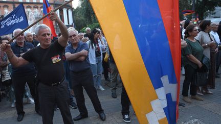 Un manifestant brandit un drapeau de la région séparatiste du Haut-Karabakh lors d'un rassemblement dans le centre d'Erevan (Arménie), le 14 septembre 2023. (KAREN MINASYAN / AFP)