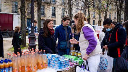 Une distribution de nourriture pour des étudiants sur l'esplanade des Invalides, le 29 mars 2023, à Paris. (AMAURY CORNU / HANS LUCAS / AFP)