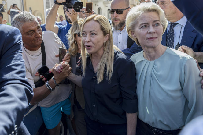 Ursula von der Leyen, présidente de la Commission européenne (à droite), et Giorgia Meloni, présidente du conseil italien (au centre), sur l’île de Lampedusa (Italie), le 17 septembre 2023.