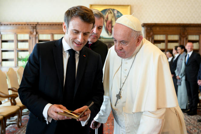Emmanuel Macron avec le pape François, lors d’une visite au Vatican, le 24 octobre 2022.