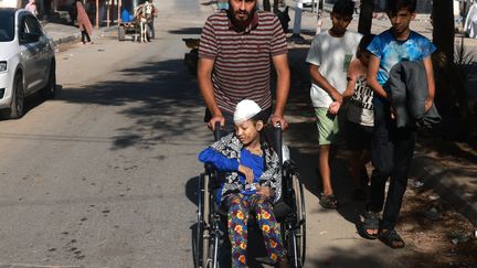 Une Palestinienne blessée est transportée dans un hôpital à Rafah, dans la bande de Gaza, le 6 novembre 2023. (MOHAMMED ABED / AFP)
