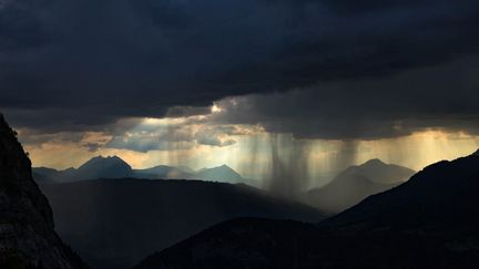 Le grand massif des montagnes du Giffre, en Haute-Savoie, sous la pluie, le 14 novembre 2023. (BERTRAND BODIN / ONLY FRANCE / AFP)
