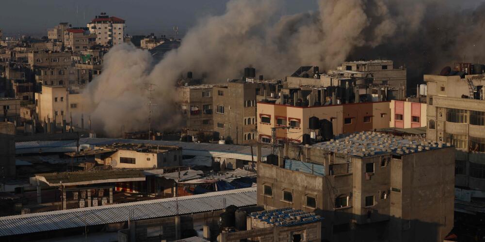 Raid aérien israélien sur la ville de Rafah, sud de la bande de Gaza le 1er décembre 2023.