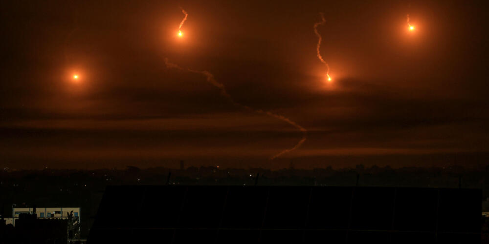 Des fusées éclairantes israéliennes dans le ciel au-dessus de Khan Younès, dans le sud de la bande de Gaza, le 3 décembre 2023.